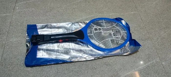 Raquete elétrica mata muriçoca e mosquitos 