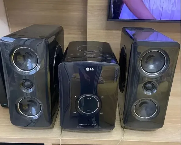 Micro System LG FA-164 (160W RMS) Destaque pelo seu design em preto piano, painel touch e