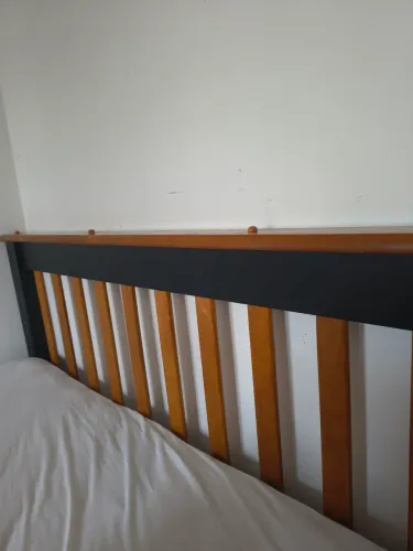 Cama casal em madeira maciça 