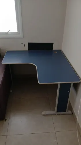 Mesa de escritório de canto L