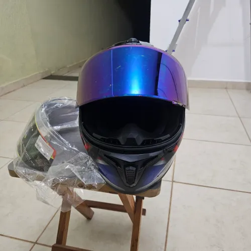 Vendo capacete ASX  n:58  $300  e baú givi 32 litros 250 reais 