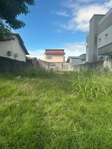 VENDO LOTE MEDINDO 10M DE FRENTE X 25,33M DE FUNDOS NO LOTEAMENTO VILA TROPICAL.