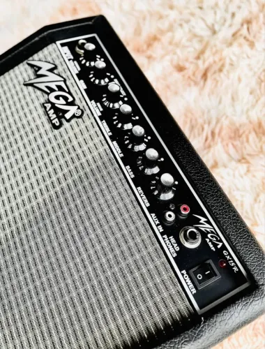 Amplificador de Guitarra | Cubo - Mega Amp GX15R - Made in USA ?