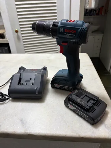 Furadeira e parafusadeira Bosch GSB 185-LI 18V + 2 baterias 2Ah + carregador GAL 1820
