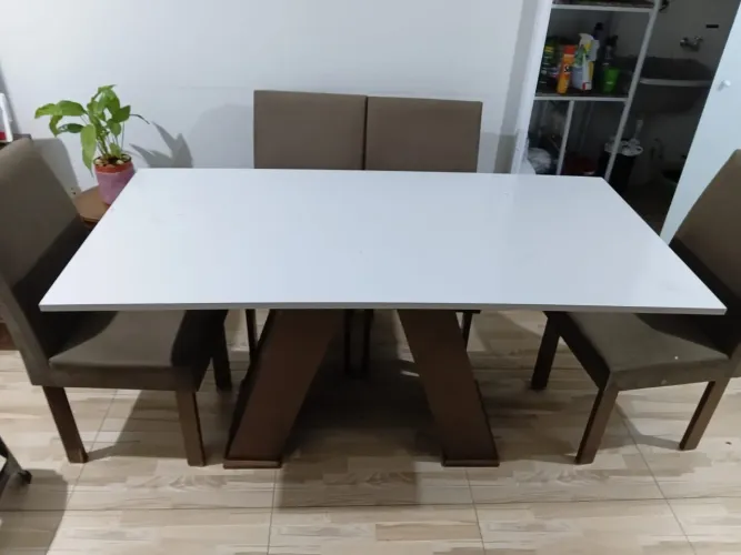 Jogo de Mesa de Jantar com 4 Cadeiras Estofadas - Moderno e Conservado