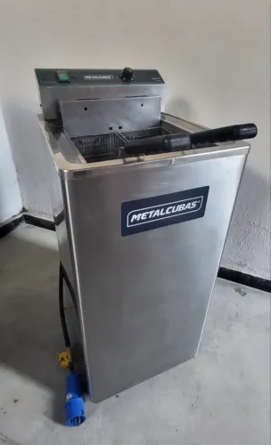 Fritadeira Elétrica Industrial Metalcubas FOE 15 Litros Inox - Excelente Estado