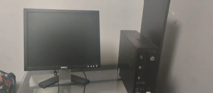Computador e monitor + mesinha com Tam tampa de vidro