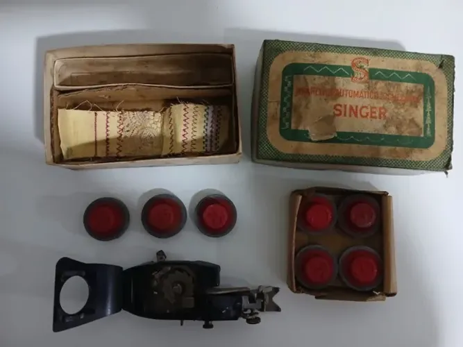 ANTIGO APARELHO AUTOMÁTICO , MARCA SINGER, ANOS 50, ORIGINAL C/ CONJ. EXTRA 7 DISCOS