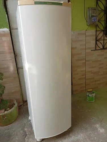 Vende se uma geladeira