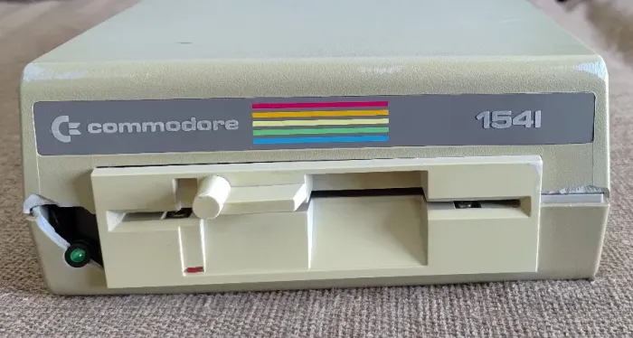 Drive de Disquetes de 5 1/4" Commodore Modelo 1541 ( P/ C64 ) - Ruim / Para Conserto