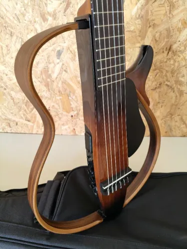Violão Yamaha silent 200