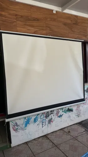 Tela de projetor retrátil