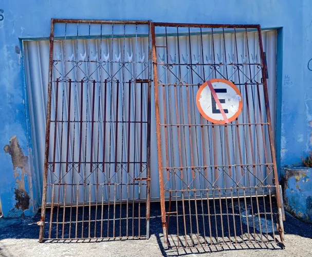 Portão de garagem de ferro, medindo 230 de altura e 270 de largura