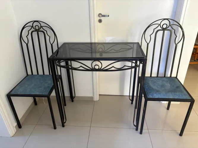Mesinha de ferro com tampo de vidro
