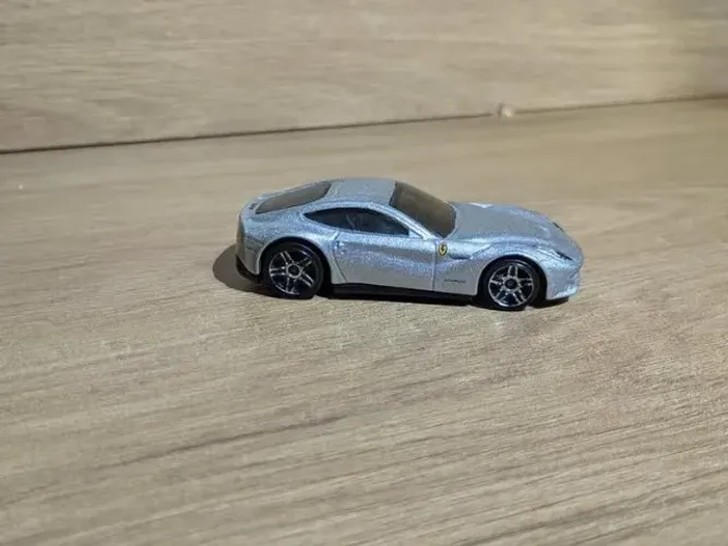 HOT WHEELS Ferrari F12 Berlinetta. Série mainline HW City 2014. (Prateado, escala 1:64)