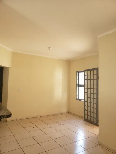 Casa 02 quartos no Jd. Flamboyant