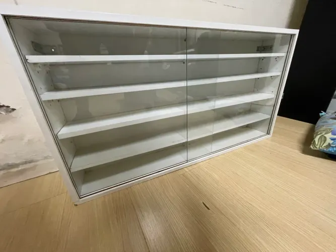 Expositor de Parede em MDF com Portas de Vidro de Correr