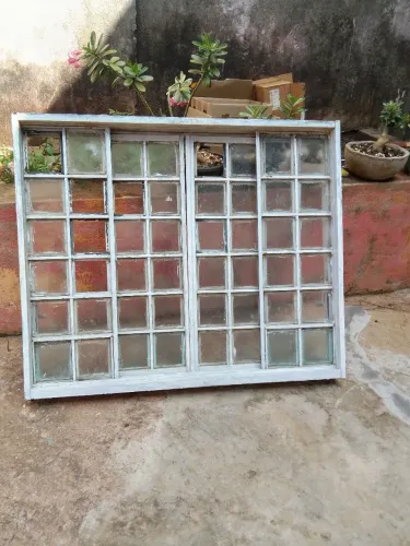 Vende se Janela de Ferro