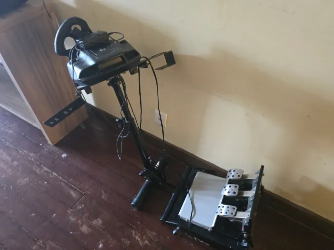 Volante G923 Logitech com pedal invertido e cockpit