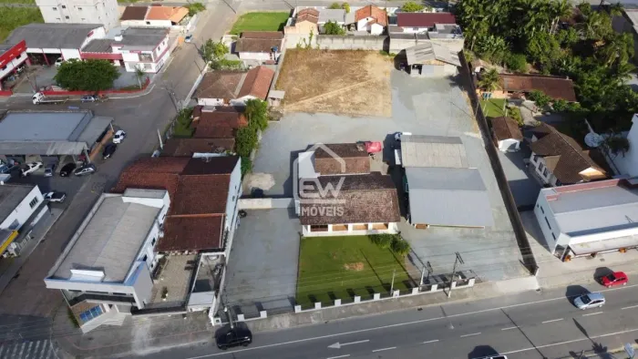Casa Térrea com 2 Terrenos 1 Frente para a Rua 11 de Novembro e Outro Fundos em Massarandu