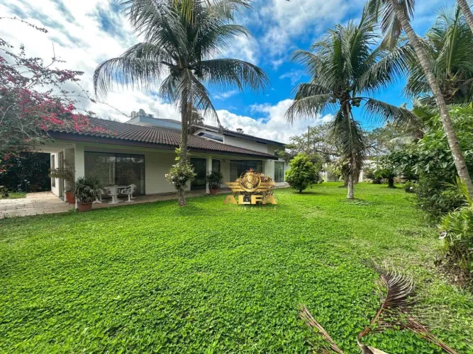Casa com terreno diferenciado de 787 m² em frente à praça no Jardim Acapulco Alfa Imóveis