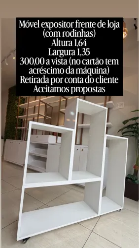 Expositor com ganchos