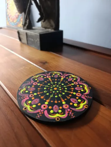 Mandala psicodélica preta neon - artesanato feito à mão - arte decorativa - 15 cm