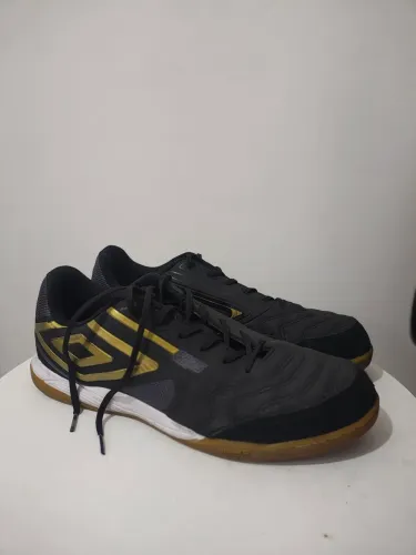 Chuteira umbro 
