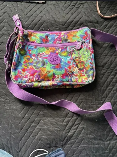 Bolsa Kipling floral roxa