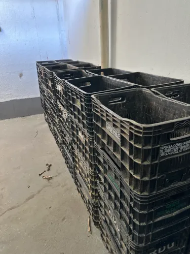 Caixa plástica hortifruti empilhavel reforçada 
