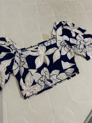 Cropped azul e branco estampa estilo farm