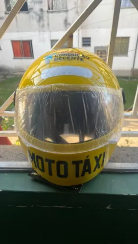 Capacete Amarelo Oficial (Novo sem uso no plástico ) ? Apenas R$ 75,00!