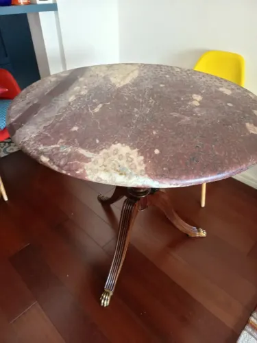 Mesa de jantar de mármore pequena