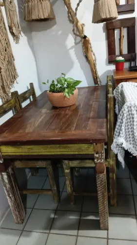mesa com 4 cadeiras em madeira pura