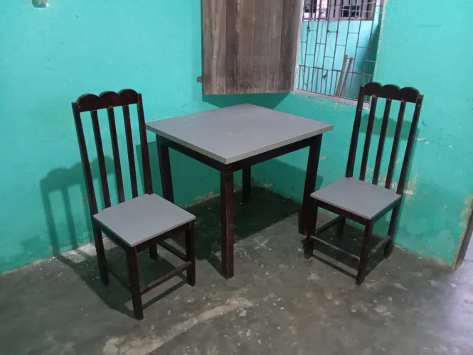 Mesa de madeira + duas cadeiras 