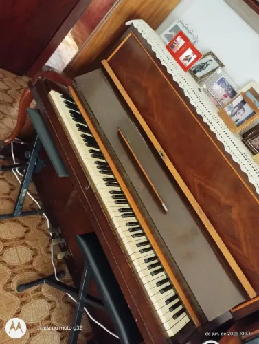 Piano piano bem antigo e conservado porém não está segurando a afinação ( piano pra )
