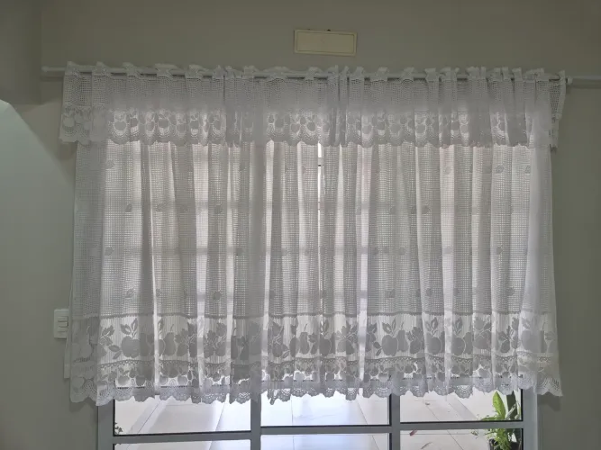 Cortina de Renda com Bando