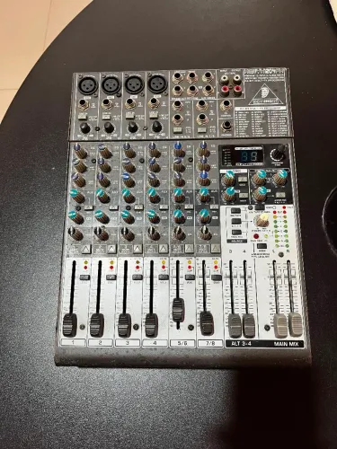 Vender uma mesa de só profissional da behringer