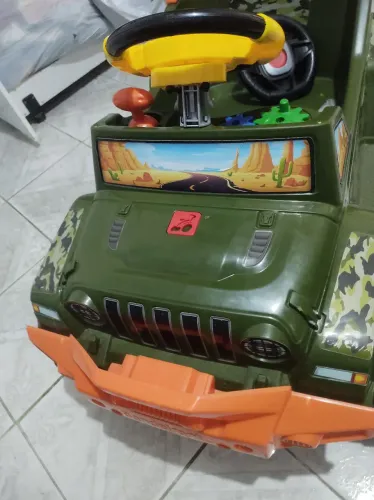 Carro infantil novo com volante que toca música 
