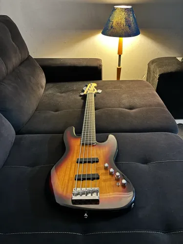 Squier Deluxe V active