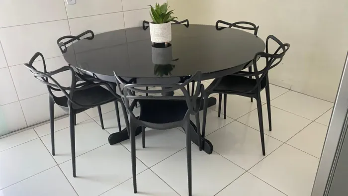 Mesa de Jantar Redonda 1,61m com 6 Cadeiras - Madeira Laqueada