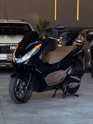 PCX DLX 2025