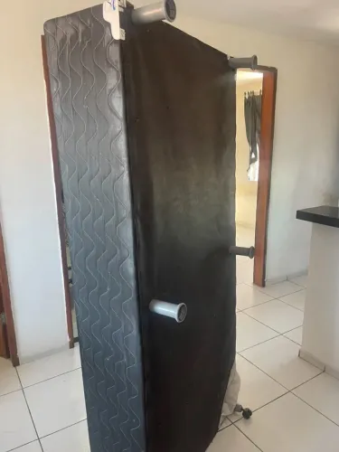Base de cama de solteiro usada