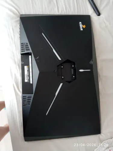 Monitor curvo retirada de peça