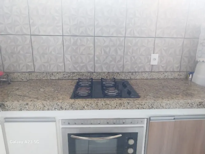 Pia e bancada em granito,forno elétrico e fogão 