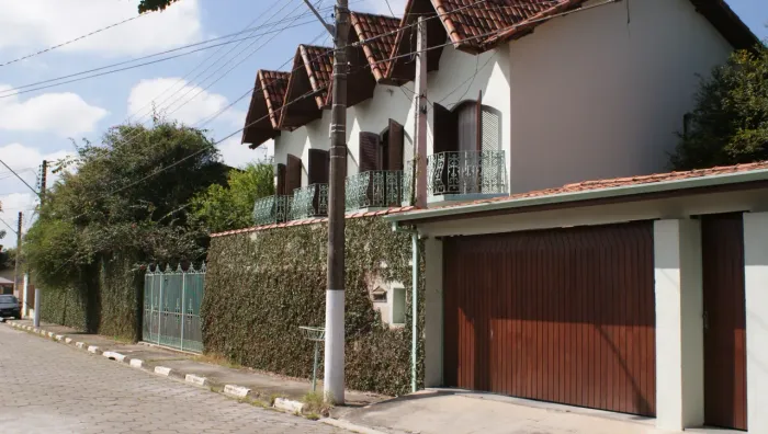 Sobrado para venda possui 217 metros quadrados com 5 quartos em Jardim Siesta - Jacareí -