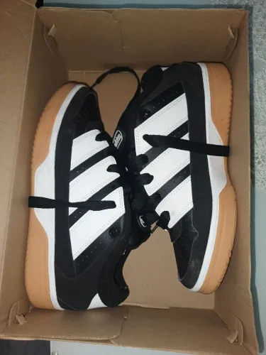 Tênis adidas