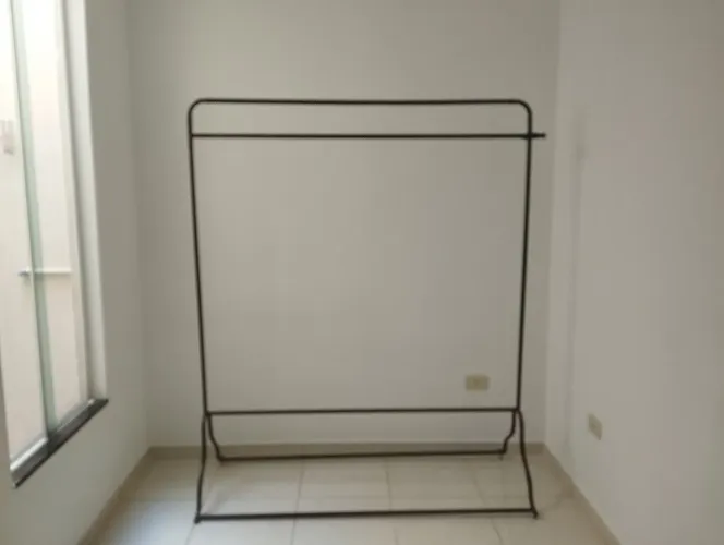 Arara de roupas de metal