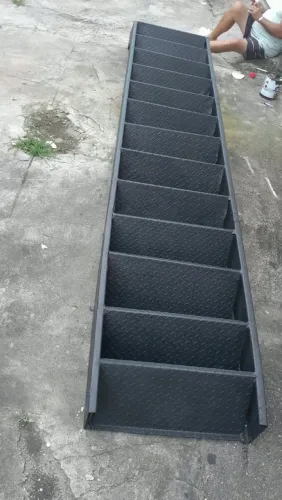 Escada de ferro reta tamanho 3.60 x 70 com 13 degraus antiderrapante