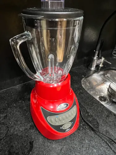Liquidificador Oster com jarra de vidro